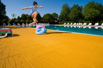 Piastrella antitrauma 7mm EPDM per bordi piscina effetto Sand-Sation