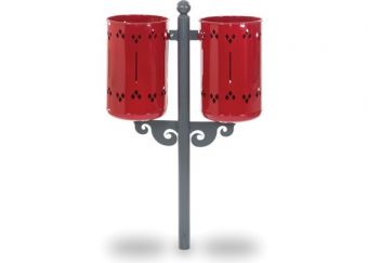 Cestino Old Style Double, con paletto e motivi decorativi nella lamiera di acciaio. Colore Rosso, progettato per il fissaggio al terreno. 